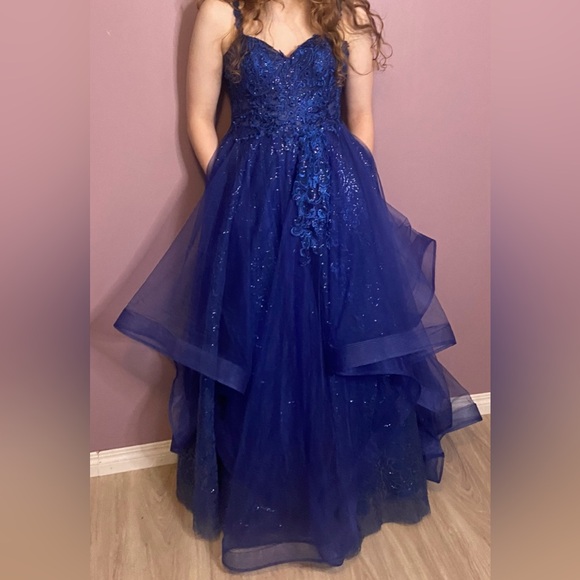 Grad dress 2024 size 10 - Picture 4 of 6